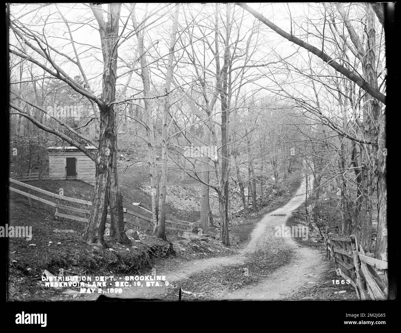 Dipartimento di distribuzione, Southern High Service Pipe Line, Sezione 19, Reservoir Lane, stazione 9, da sud-est; Webber's Waste Weir (acquedotto Cochituate), in mezzo, a sinistra, Brookline, Mass., 2 maggio 1898 , lavori d'acqua, acquedotti, strade, casette di accesso Foto Stock