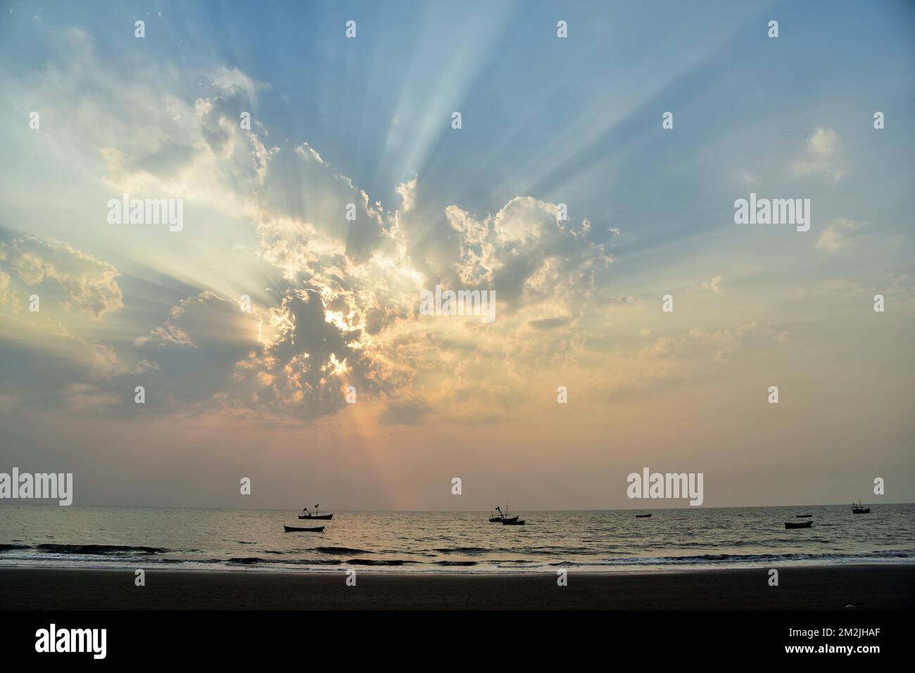 Tramonto, luce del sole, sunburst, sole, raggio di sole, Spiaggia di Surwada, Valsad, Gujarat, India, Asia Foto Stock