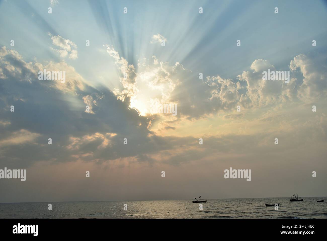 Tramonto, luce del sole, sunburst, sole, raggio di sole, Spiaggia di Surwada, Valsad, Gujarat, India, Asia Foto Stock