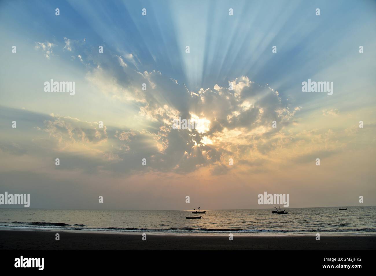 Tramonto, luce del sole, sunburst, sole, raggio di sole, Spiaggia di Surwada, Valsad, Gujarat, India, Asia Foto Stock