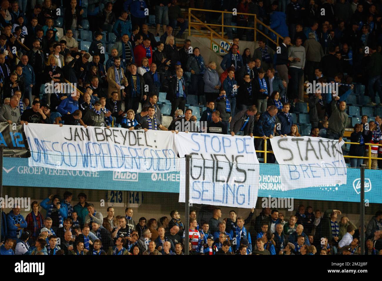 I sostenitori del Club con striscioni recanti 'Jan Breydel - UNESCO Werelderfgoed' 'Stop de Gheys-seling' e 'Stank Breydel', nella foto davanti alla partita della Jupiler Pro League tra Club Brugge e Sporting Lokeren, a Brugge, venerdì 14 settembre 2018, il settimo giorno della Jupiler Pro League, Campionato di calcio belga stagione 2018-2019. BELGA FOTO KURT DESPLENTER Foto Stock