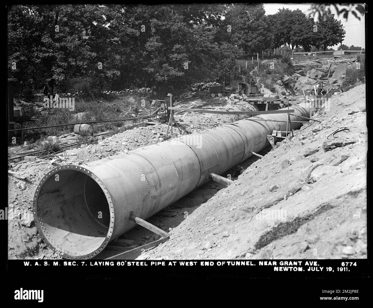 Distribution Department, Weston Aqueduct Supply Lines, Sezione 7, posa di un tubo in acciaio da 80 pollici all'estremità ovest del tunnel, vicino a Grant Avenue, Newton, Mass., 19 luglio, 1911 , opere d'acqua, gallerie d'acqua, cantieri edili Foto Stock