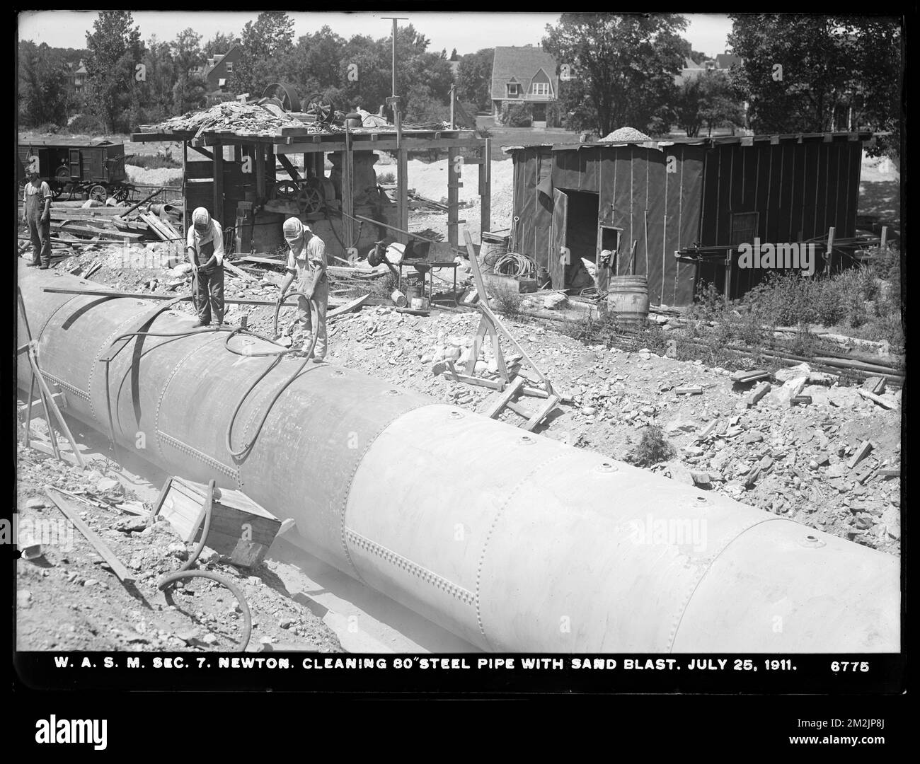 Servizio di distribuzione, Weston Aqueduct Supply Lines, Sezione 7, pulizia del tubo in acciaio da 80 pollici con sabbiatura, Newton, Mass., 25 luglio 1911 , acquedotto, gallerie d'acqua, cantieri Foto Stock