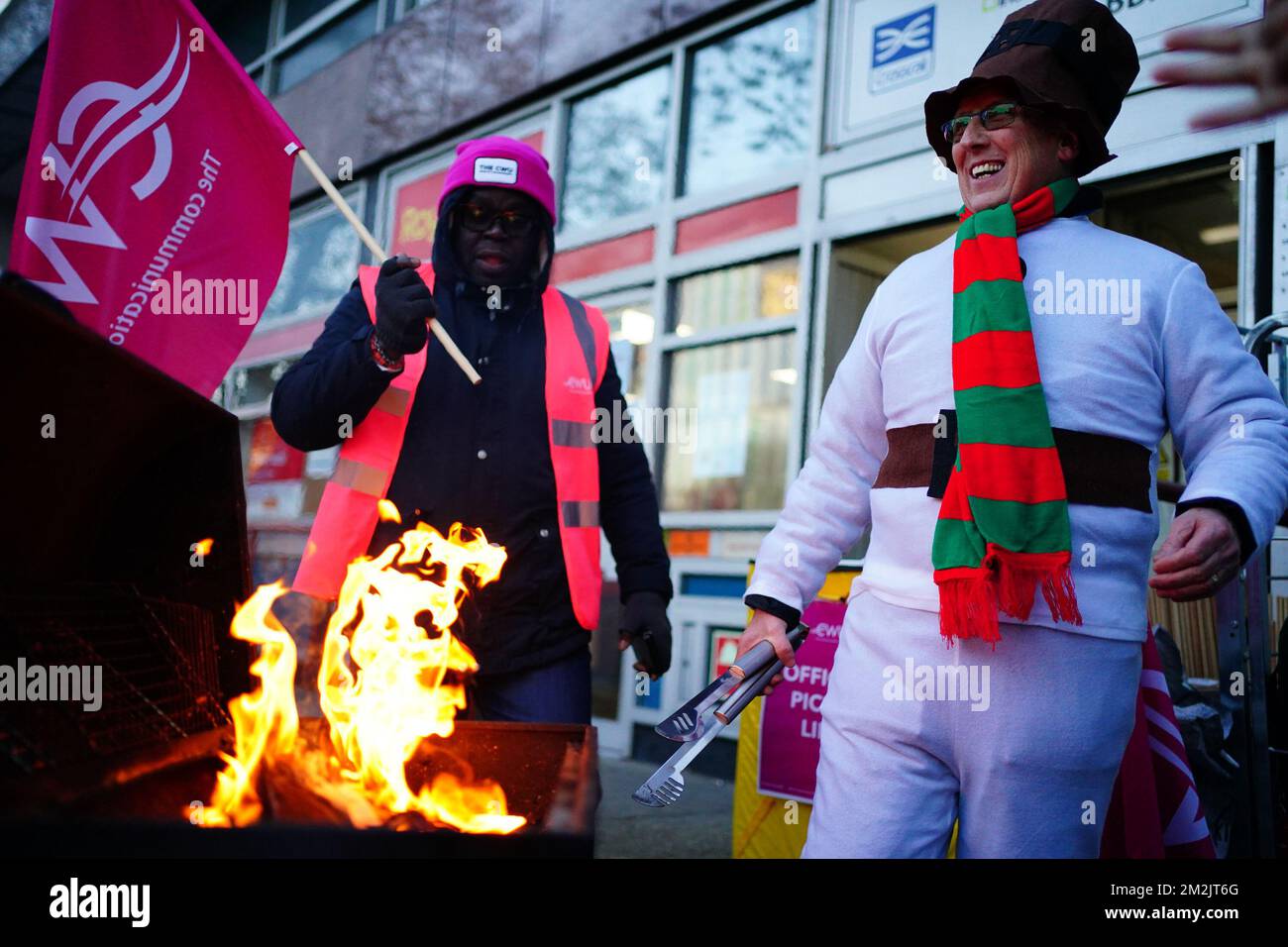 Membri dell'Unione dei lavoratori della comunicazione (CWU) sulla linea picket al di fuori dell'ufficio postale e di consegna Whitechapel, mentre i lavoratori della Royal Mail sono in sciopero nella sempre più aspra disputa su posti di lavoro, retribuzioni e condizioni. Data immagine: Mercoledì 14 dicembre 2022. Foto Stock