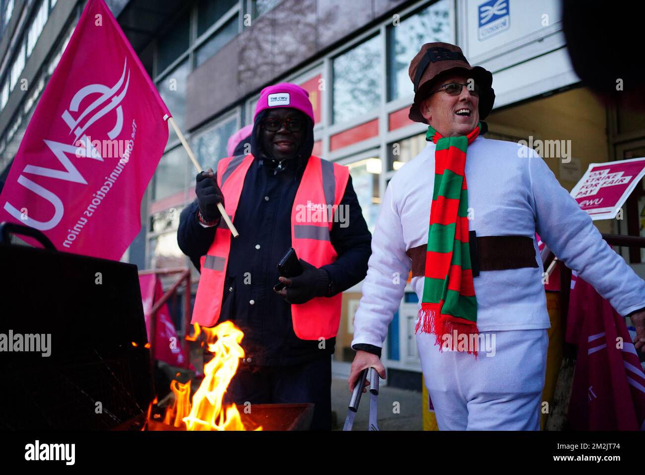 Membri dell'Unione dei lavoratori della comunicazione (CWU) sulla linea picket al di fuori dell'ufficio postale e di consegna Whitechapel, mentre i lavoratori della Royal Mail sono in sciopero nella sempre più aspra disputa su posti di lavoro, retribuzioni e condizioni. Data immagine: Mercoledì 14 dicembre 2022. Foto Stock