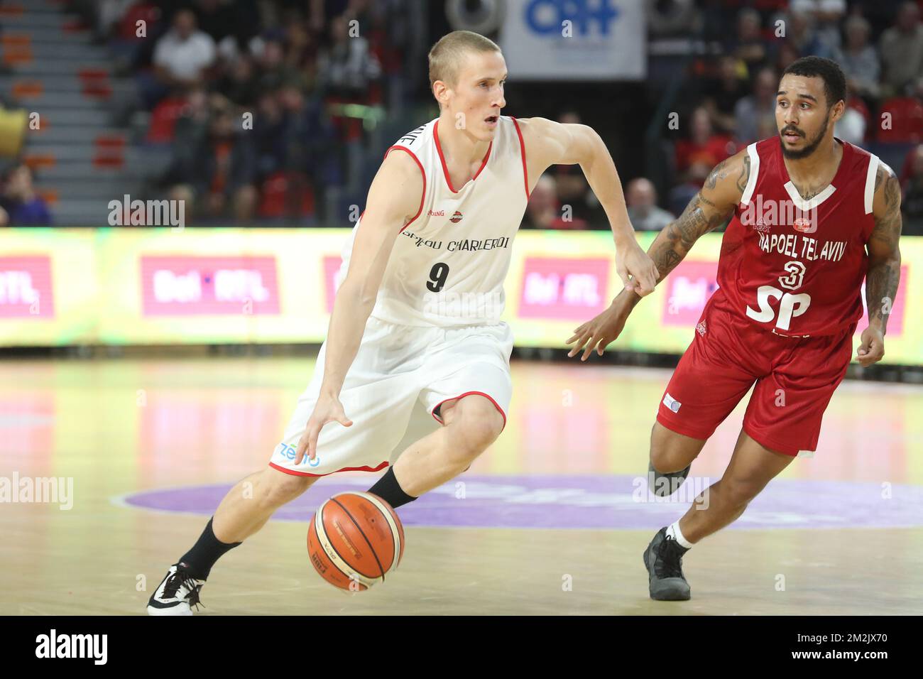 Niels Marnevrave di Charleroi e Dallas Moore di Hapoel combattono per la palla durante la partita di basket di ritorno tra Spirou Charleroi e Hapoel Tel Aviv, nel primo turno di qualifiche della Basketball Champions League, lunedì 24 settembre 2018 a Charleroi. FOTO DI BELGA BRUNO FAHY Foto Stock