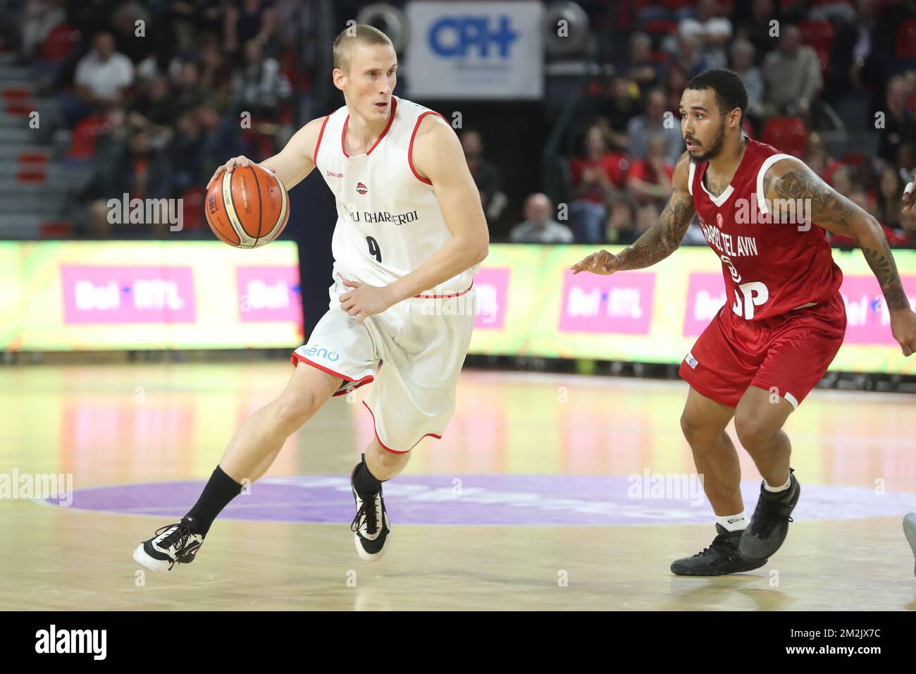 Niels Marnevrave di Charleroi e Dallas Moore di Hapoel combattono per la palla durante la partita di basket di ritorno tra Spirou Charleroi e Hapoel Tel Aviv, nel primo turno di qualifiche della Basketball Champions League, lunedì 24 settembre 2018 a Charleroi. FOTO DI BELGA BRUNO FAHY Foto Stock