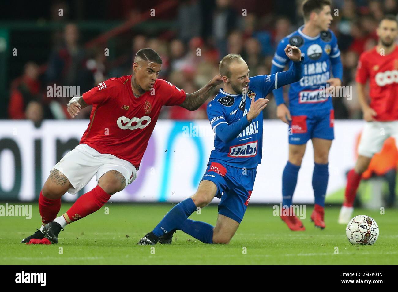Carlinhos di Standard e Niels Pierre di Knokke combattono per la palla durante una partita di calcio tra Standard de Liege (JPL, D1) e Royal Knokke FC prima divisione amatoriale), mercoledì 26 settembre 2018 a Liegi, nella finale 1/16th della Coppa del Belgio 'Croky Cup'. FOTO DI BELGA BRUNO FAHY Foto Stock