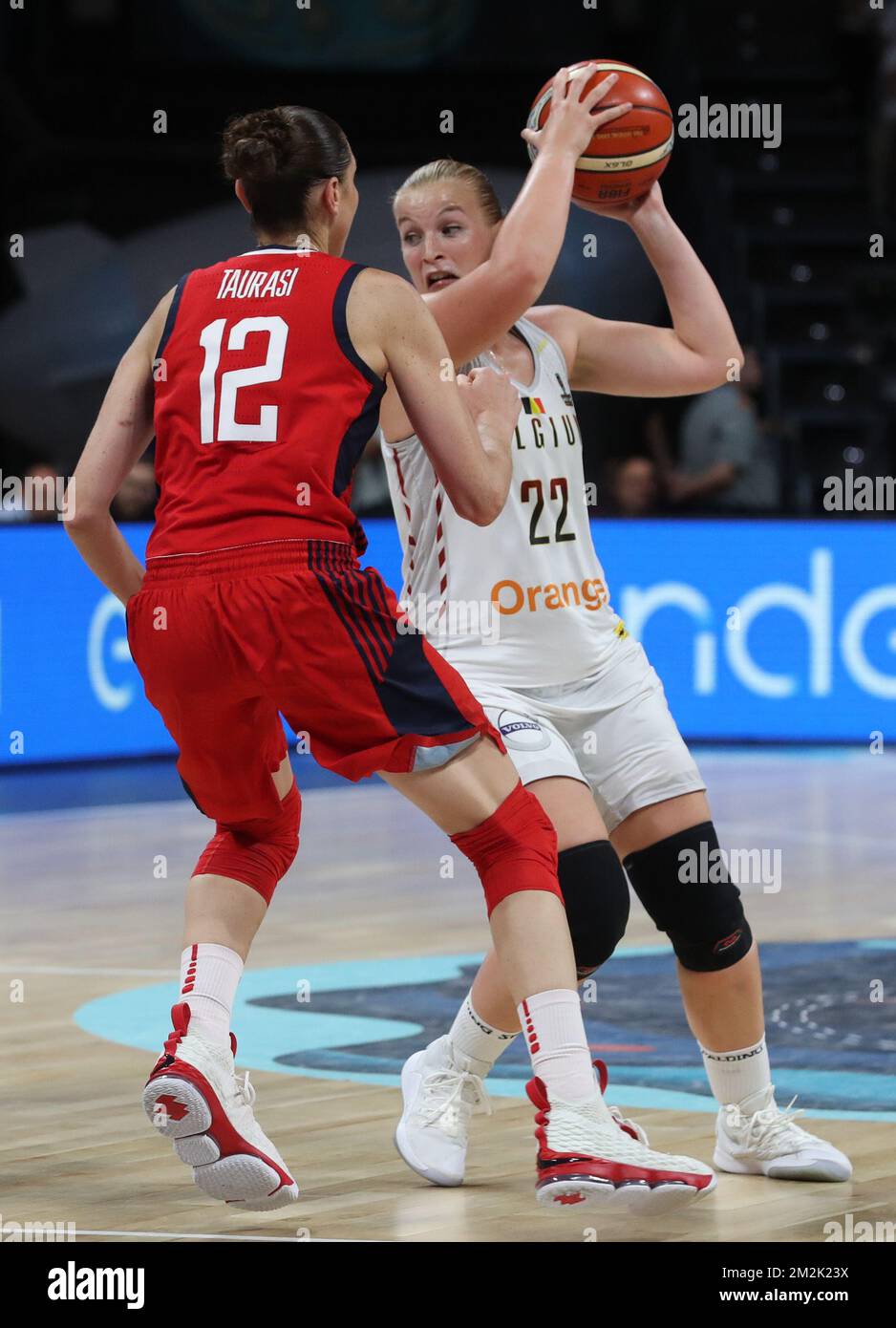 US' Diana Taurasi e Belga Cats Hanne Mestdagh combattono per la palla durante una partita di basket tra la nazionale belga 'The Belgian Cats' e gli Stati Uniti, nelle semifinali della FIBA Women's Basketball World Cup, a Tenerife, Spagna, sabato 29 settembre 2018. BELGA PHOTO VIRGINIE LEFOUR Foto Stock