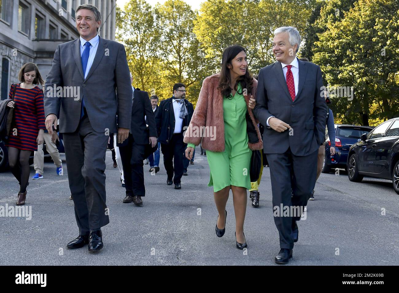 Il Vice primo Ministro e Ministro degli interni Jan Jambon, Segretario di Stato per la povertà, le pari opportunità, la scienza e le grandi città, Zuhal Demir e il Vice primo Ministro e Ministro degli esteri Didier Reynders, raffigurati nel corso di una conferenza stampa sui lavori di ristrutturazione dei tetti dei tre musei, il museo d'arte e di storia, Il Museo reale delle forze armate e della storia militare e il Museo Autoworld, tutti nel parco del Giubileo, a Bruxelles, giovedì 04 ottobre 2018. FOTO DI BELGA DIRK WAEM Foto Stock