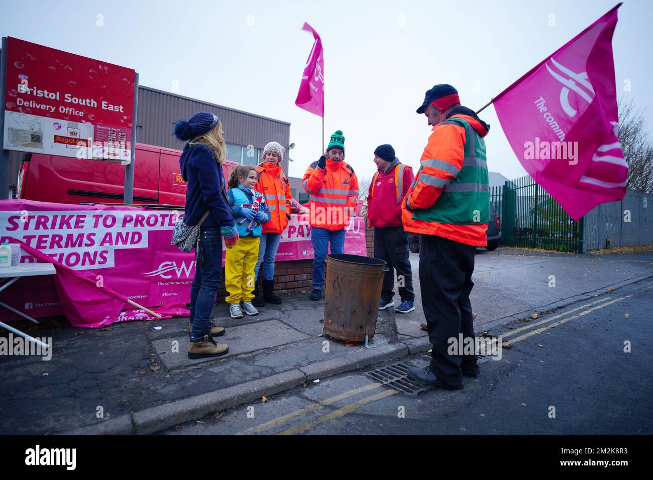 Membri della Communication Workers Union (CWU) sulla linea picket al di fuori dell'ufficio di consegna Royal Mail Bristol South East a Bristol, mentre i lavoratori della Royal Mail vanno in sciopero nella sempre più aspra disputa su posti di lavoro, salari e condizioni. Data immagine: Mercoledì 14 dicembre 2022. Foto Stock