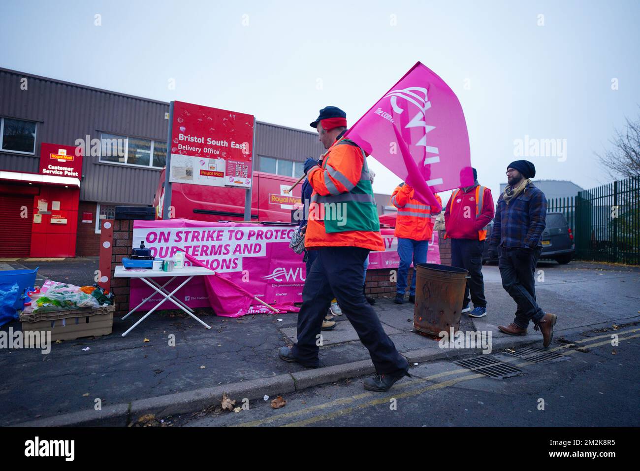 Membri della Communication Workers Union (CWU) sulla linea picket al di fuori dell'ufficio di consegna Royal Mail Bristol South East a Bristol, mentre i lavoratori della Royal Mail vanno in sciopero nella sempre più aspra disputa su posti di lavoro, salari e condizioni. Data immagine: Mercoledì 14 dicembre 2022. Foto Stock