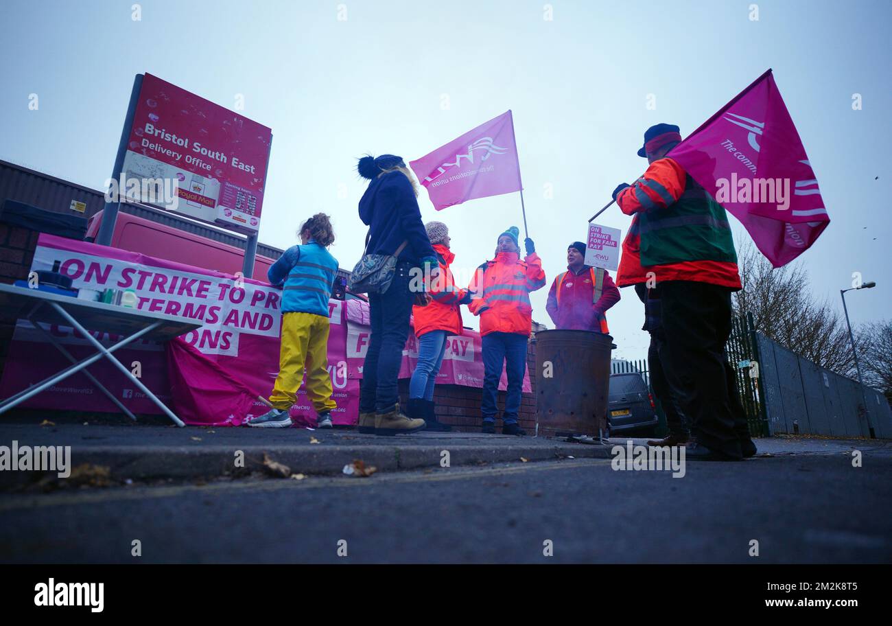 Membri della Communication Workers Union (CWU) sulla linea picket al di fuori dell'ufficio di consegna Royal Mail Bristol South East a Bristol, mentre i lavoratori della Royal Mail vanno in sciopero nella sempre più aspra disputa su posti di lavoro, salari e condizioni. Data immagine: Mercoledì 14 dicembre 2022. Foto Stock