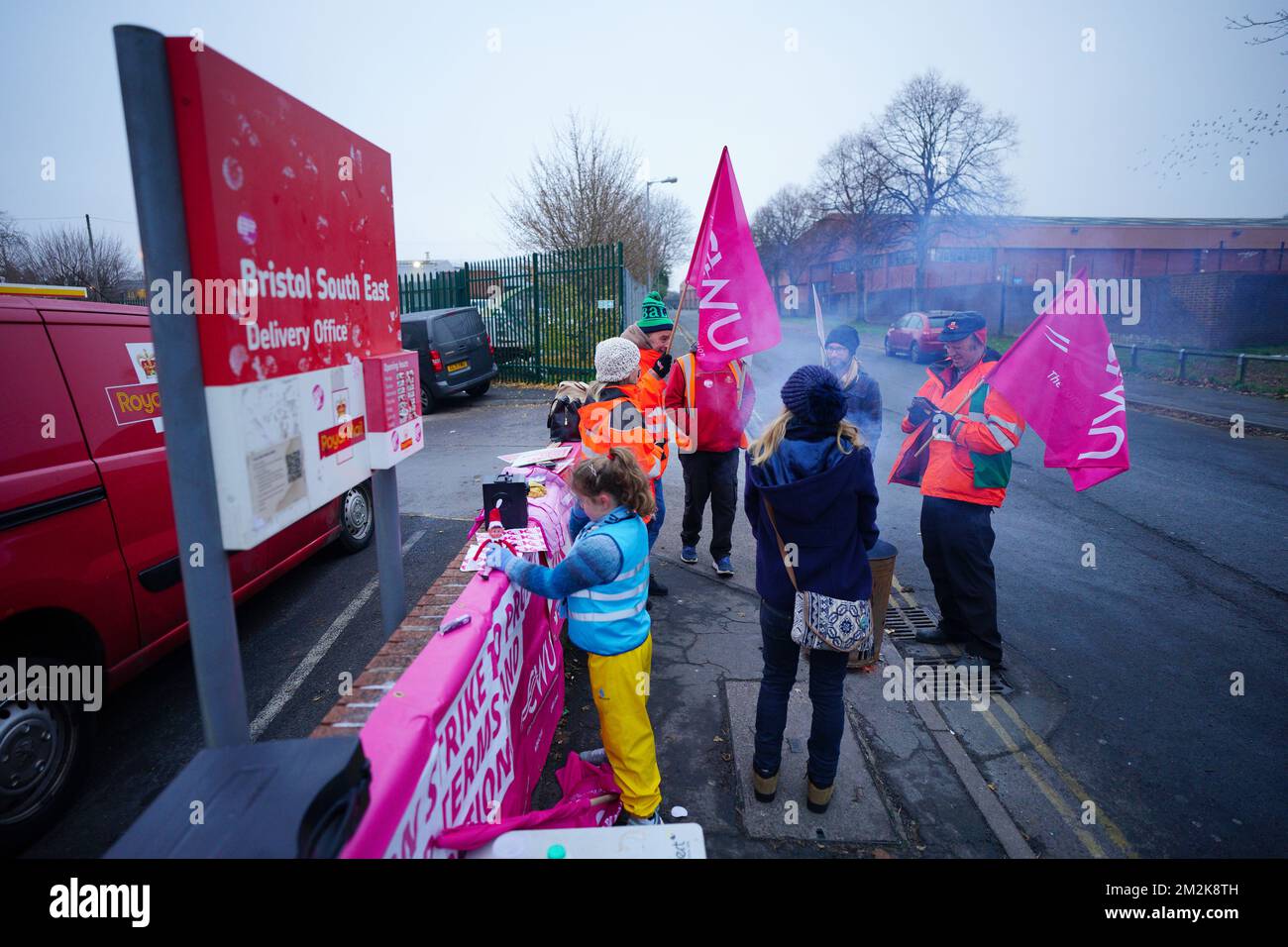 Membri della Communication Workers Union (CWU) sulla linea picket al di fuori dell'ufficio di consegna Royal Mail Bristol South East a Bristol, mentre i lavoratori della Royal Mail vanno in sciopero nella sempre più aspra disputa su posti di lavoro, salari e condizioni. Data immagine: Mercoledì 14 dicembre 2022. Foto Stock