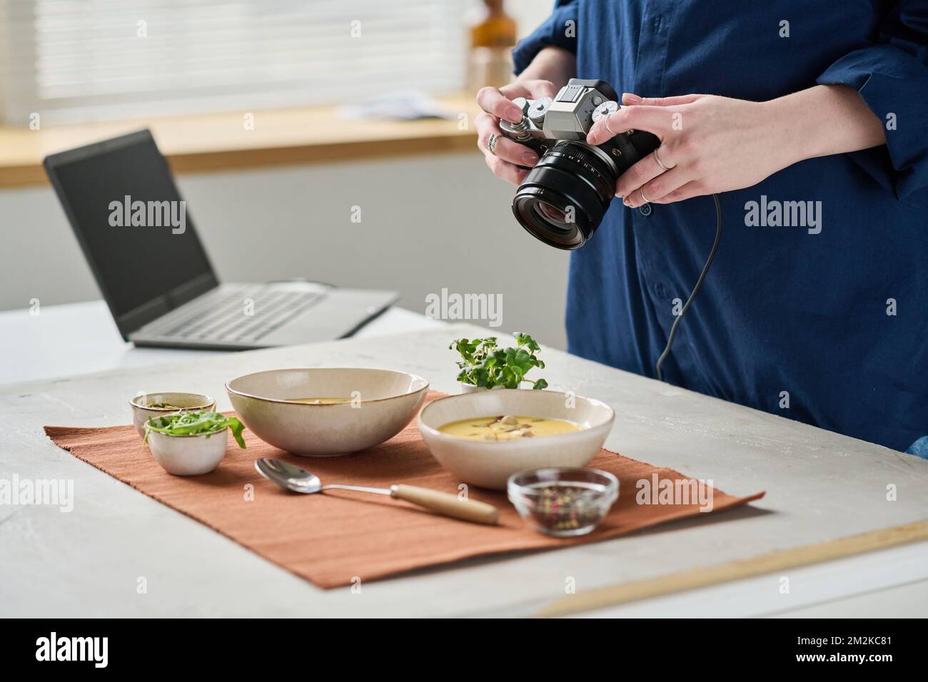 Primo piano del fotografo che fa un ritratto ravvicinato della zuppa in ciotole con la fotocamera digitale Foto Stock