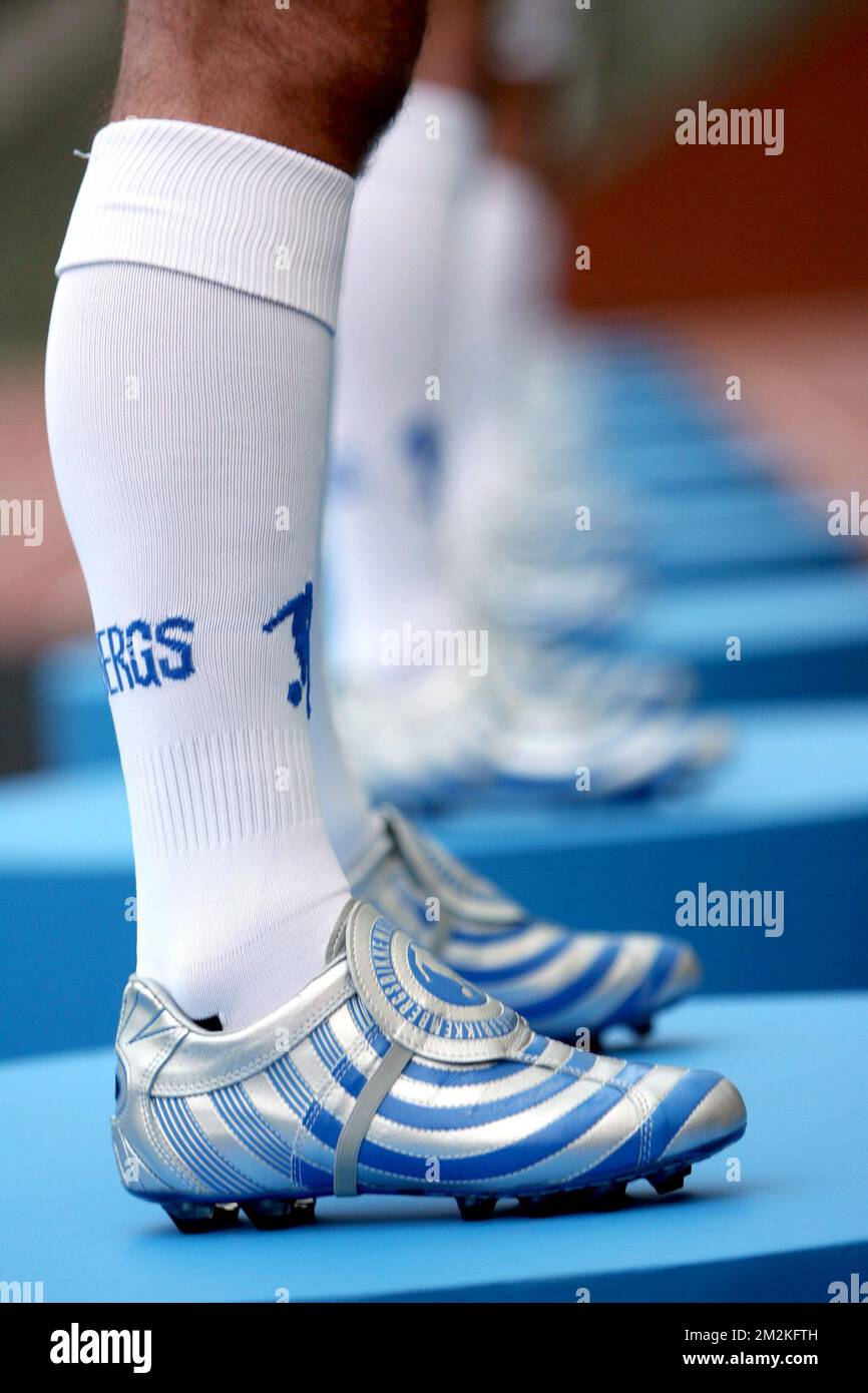 I modelli presentano scarpe da calcio disegnate dal fashion designer Dirk Bikkembergs durante la presentazione ufficiale della suite da calcio disegnata per la squadra italiana FC Fossombrone martedi ...