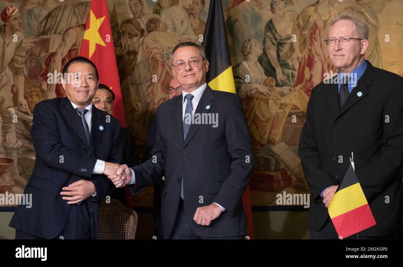 Un rappresentante della China Meheco Corporation e dell'amministratore delegato di Agfa Gevaert e del presidente Christian Reunaudo (C) si stringono le mani dopo la firma di un memorandum d'intesa sulla distribuzione di prodotti di immagini mediche, in un incontro tra il primo ministro belga Michel e il suo omologo cinese Keqiang, a Bruxelles, mercoledì 17 ottobre 2018. BELGA FOTO BENOIT DOPPAGNE Foto Stock