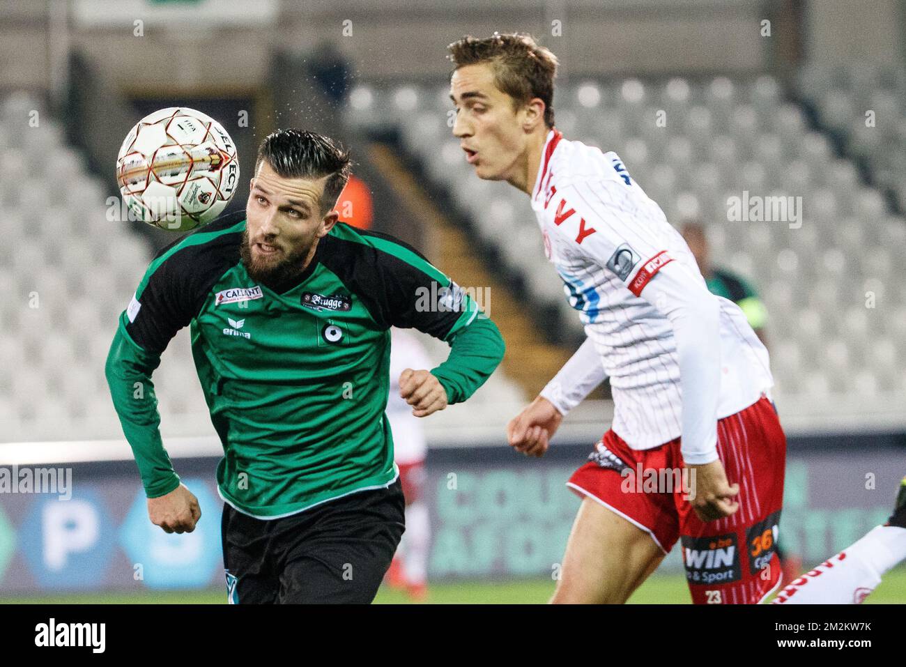 Xavier Mercier di Cercle e Julien De Sart di Kortrijk combattono per la palla durante la partita di calcio tra Cercle Brugge KSV e KV Kortrijk, sabato 27 ottobre 2018 a Brugge, il dodicesimo giorno della stagione calcistica belga della 'Jupiler Pro League' 2018-2019. BELGA FOTO KURT DESPLENTER Foto Stock