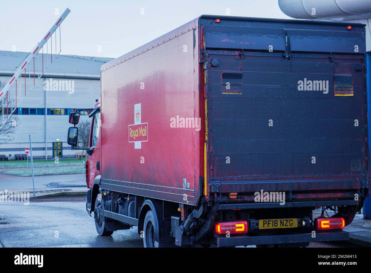 Leeds, Regno Unito. 14th dicembre 2022. Gli operatori postali e i postini della Royal Mail sono in picket line sullo sciopero presso il Leeds Mail Centre. CWU comunicazione lavoratori Unione intraprendere un'azione industriale oltre la retribuzione. Credit: Bradley Taylor / Alamy Live News Foto Stock