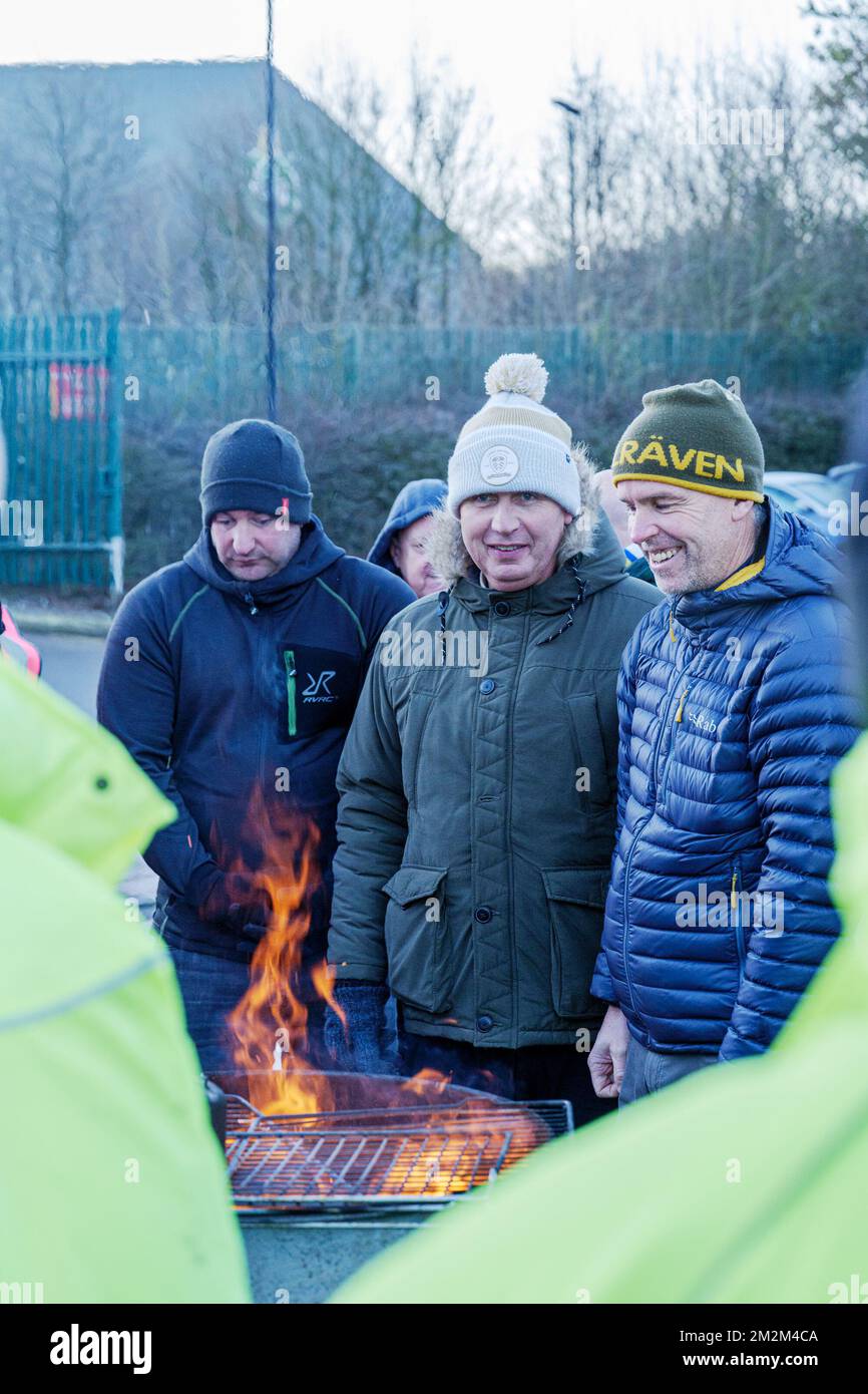 Leeds, Regno Unito. 14th dicembre 2022. Gli operatori postali e i postini della Royal Mail sono in picket line sullo sciopero presso il Leeds Mail Centre. CWU comunicazione lavoratori Unione intraprendere un'azione industriale oltre la retribuzione. Credit: Bradley Taylor / Alamy Live News Foto Stock