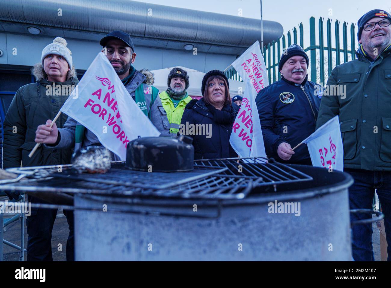 Leeds, Regno Unito. 14th dicembre 2022. Gli operatori postali e i postini della Royal Mail sono in picket line sullo sciopero presso il Leeds Mail Centre. CWU comunicazione lavoratori Unione intraprendere un'azione industriale oltre la retribuzione. Credit: Bradley Taylor / Alamy Live News Foto Stock