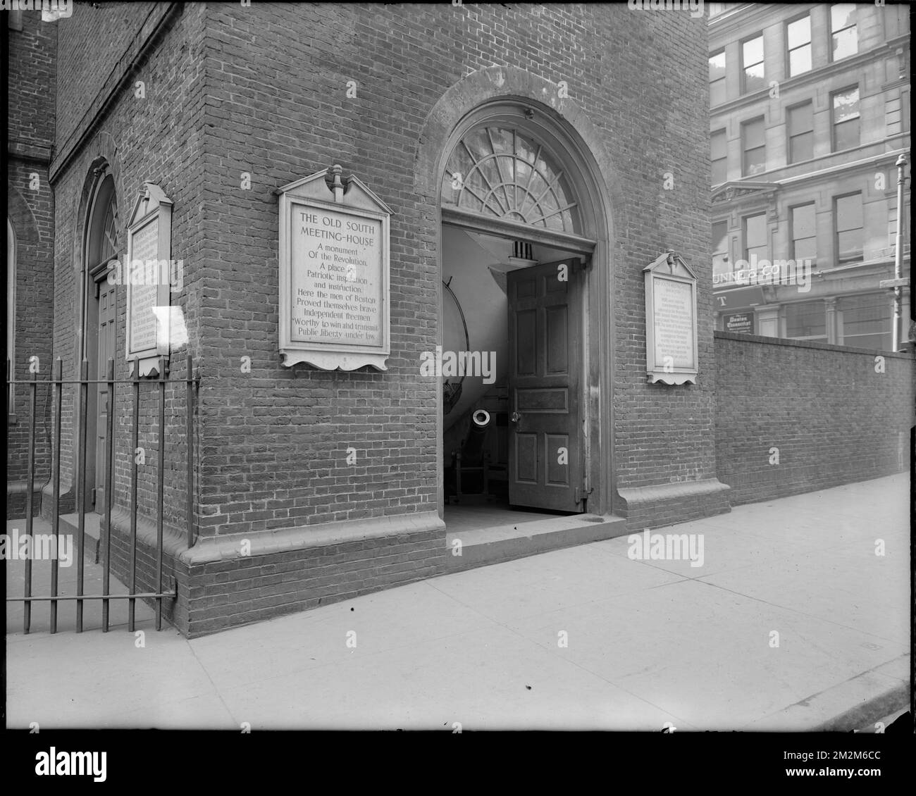 Porta d'ingresso dell'Old South Meeting House a Washington Street e Milk Street, Boston, Mass. , Porte e porte, edifici storici, Old South Meeting House Boston, Mass.. Collezione Leon Abdalian Foto Stock