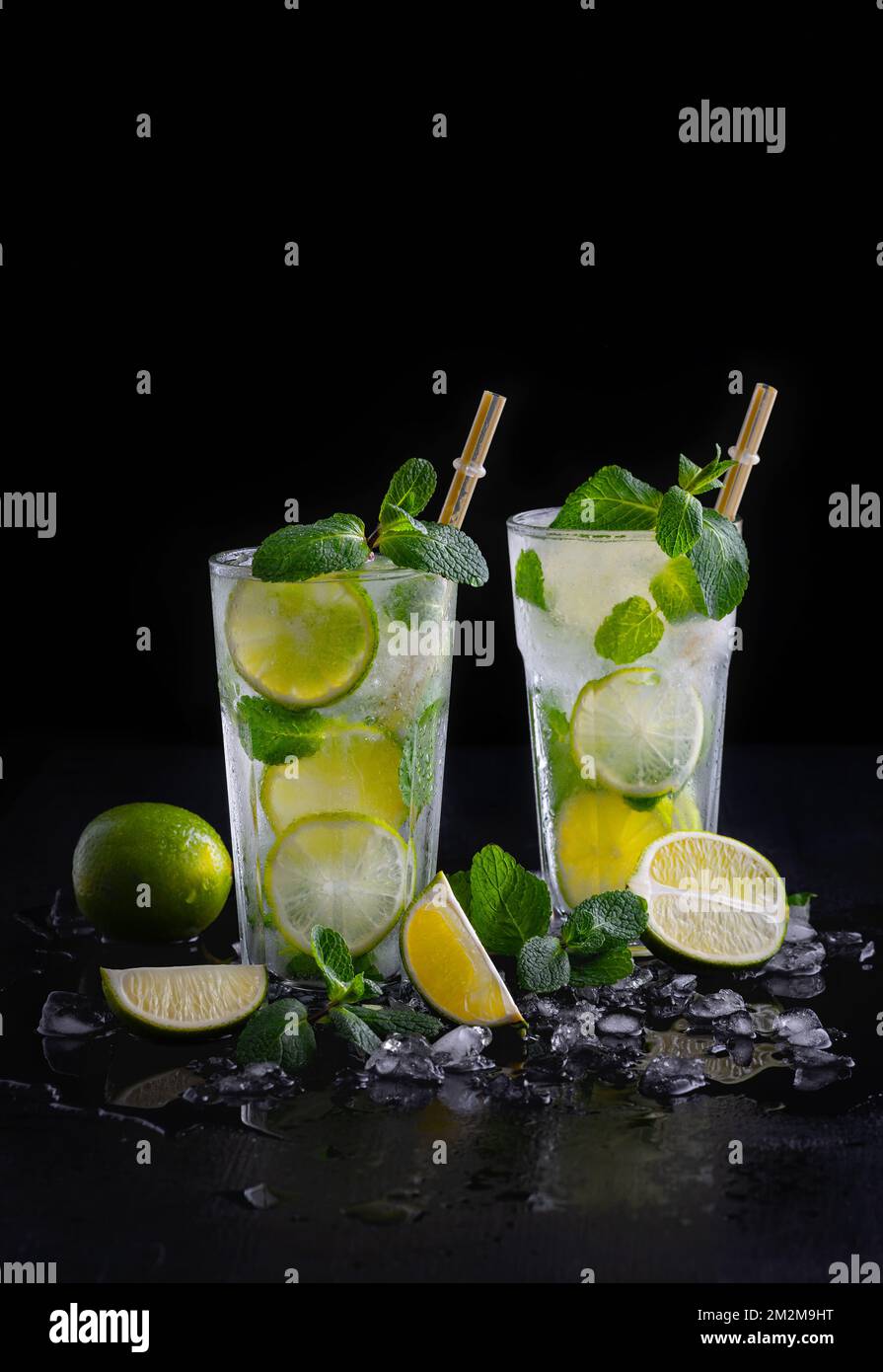 Fresco cocktail estivo alcolico mojito con ghiaccio, menta fresca e lime Foto Stock