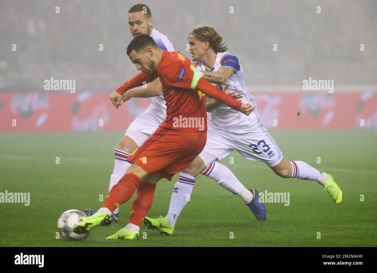 Eden Hazard del Belgio e Ari Freyr Skulason dell'Islanda combattono per la palla durante la partita tra la nazionale belga The Red Devils e l'Islanda, a Bruxelles, giovedì 15 novembre 2018, nella Lega delle Nazioni. BELGA PHOTO VIRGINIE LEFOUR Foto Stock