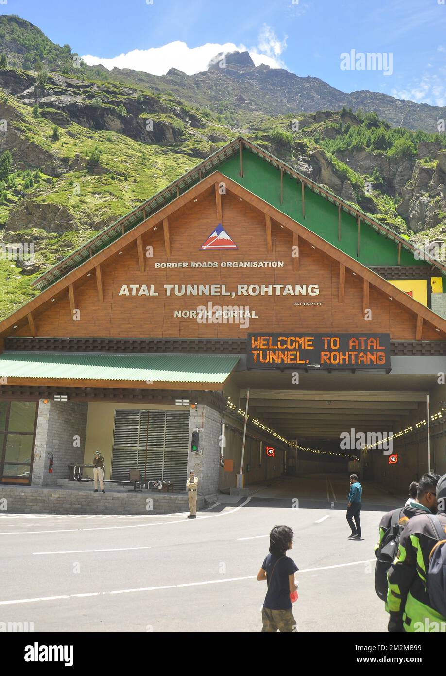 Rohtang, Manali, Himachal Pradesh, India - 25 2022 luglio: Tunnel Atal (Rohtang tunnel) che si trova in Leh-Manali autostrada. Il tunnel autostradale a tubo singolo più alto del mondo, a oltre 10.000 metri. Foto Stock