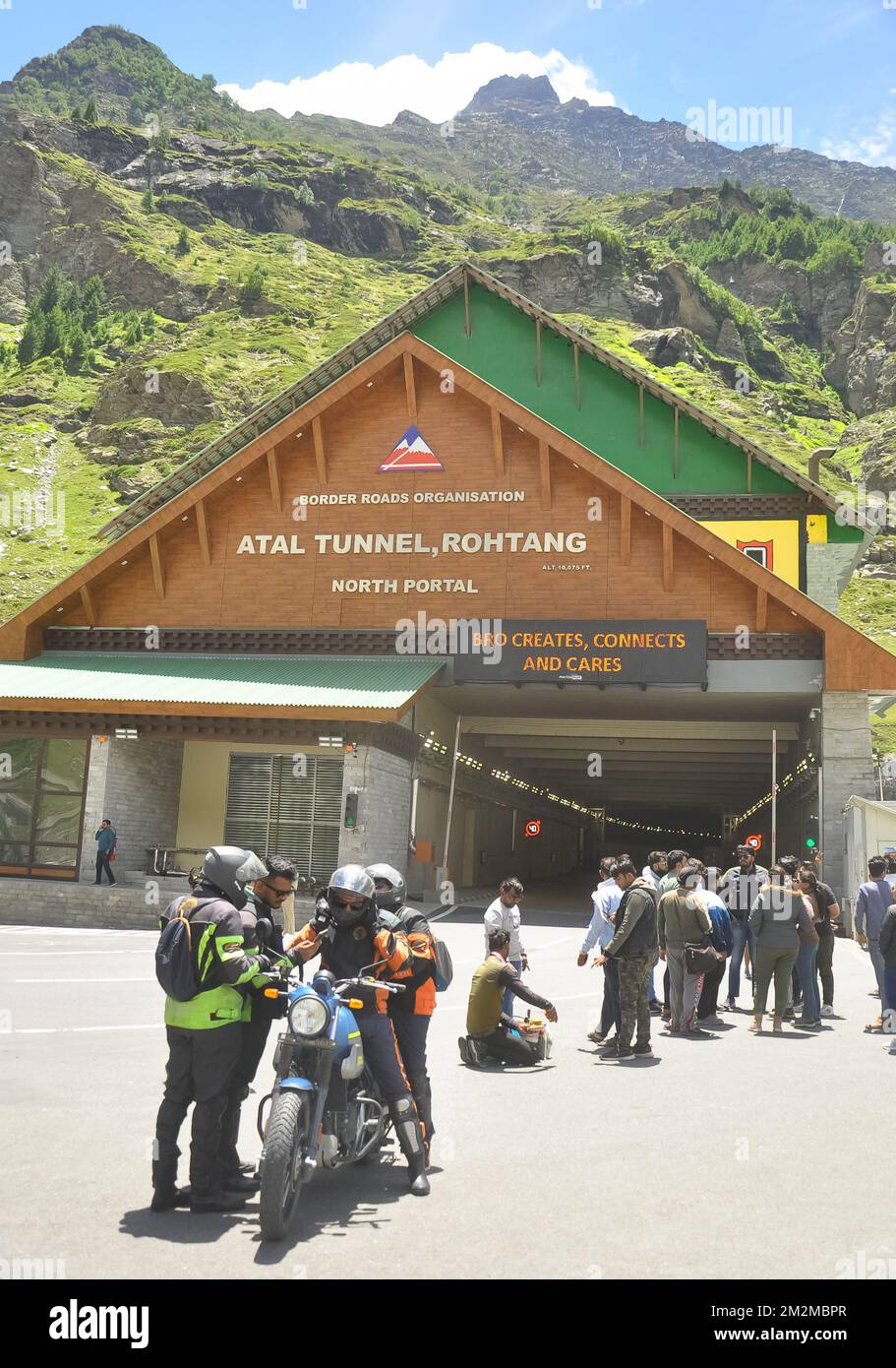 Rohtang, Manali, Himachal Pradesh, India - 25 2022 luglio: Visita turistica nel tunnel Atal (tunnel Rohtang) in estate. Il tunnel autostradale a tubo singolo più alto del mondo, a oltre 10.000 metri. Foto Stock