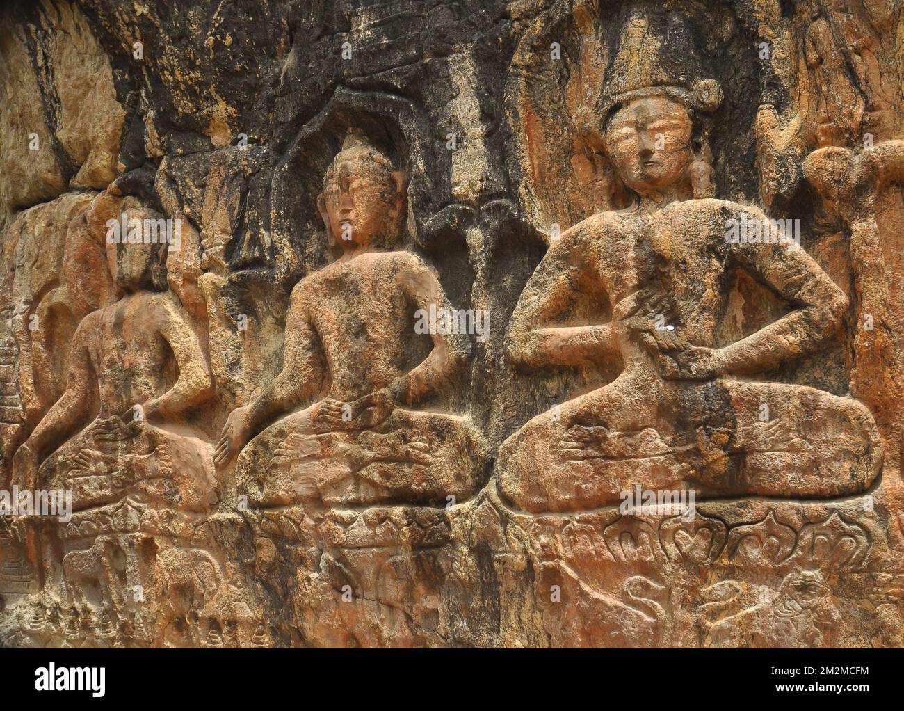 Tre statue di roccia di Buddha a Gyalwa Ringna che si trova a Padum, Zanskar, Kargil, Ladakh, India Foto Stock