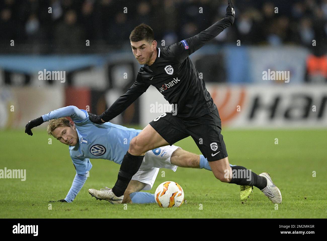 Il centrocampista di Malmo FF Oscar Lewicki e Ruslan Malinovski di Genk combattono per la palla durante la partita tra la squadra di calcio belga KRC Genk e la squadra svedese Malmo a Malmo, Svezia, giovedì 29 novembre 2018, nella quinta giornata del palcoscenico di gruppo della UEFA Europa League, nel gruppo I. FOTO DI BELGA YORICK JANSENS Foto Stock