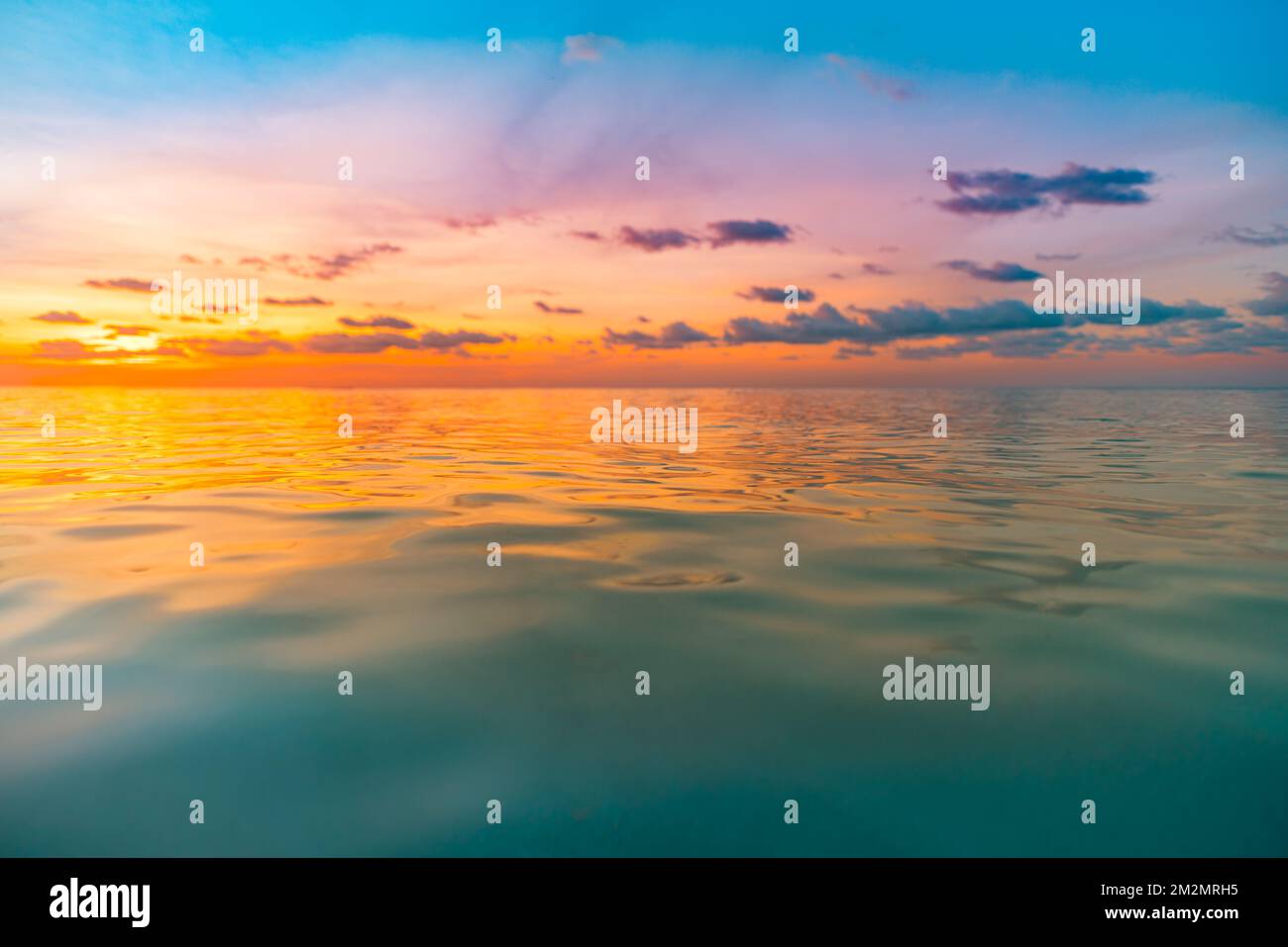 Concetto di cielo di sabbia del mare, nuvole di colori del tramonto, orizzonte, bandiera orizzontale di mare. Paesaggio naturale di ispirazione, splendidi colori, splendida scena Foto Stock