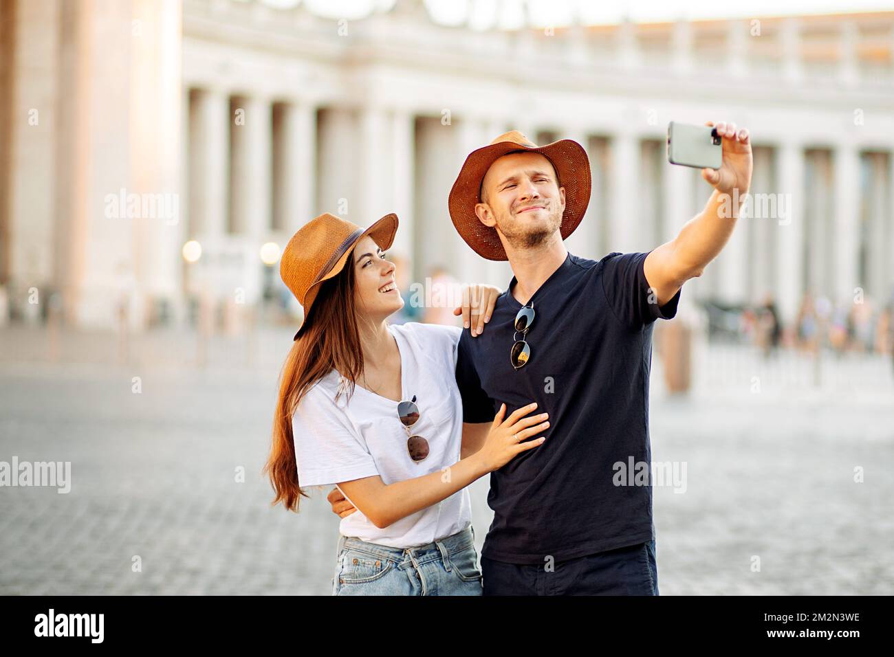 una giovane coppia scatta una foto al selfie durante il viaggio. Turismo, viaggi, blogger Foto Stock