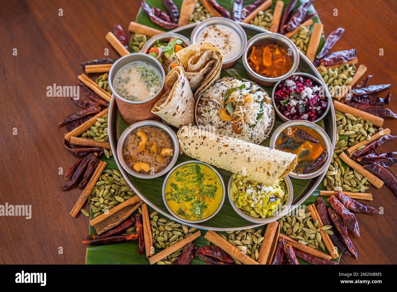 Tipico piatto indiano Thali. Piatti vegetariani su un grande piatto rotondo. Cibo indiano sambar, appam, halwa di semola, upma servito su foglie di banana Foto Stock