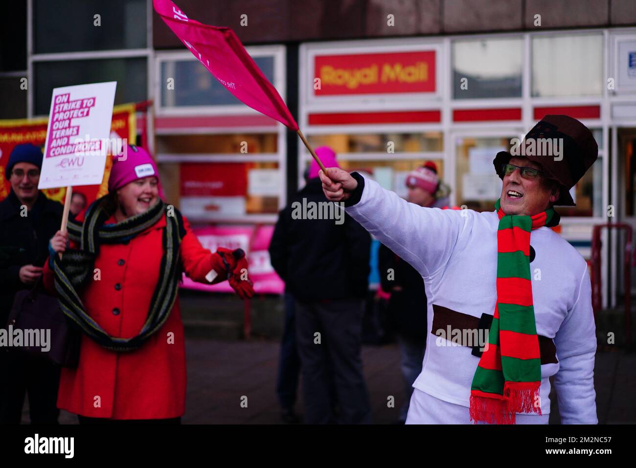 Membri dell'Unione dei lavoratori della comunicazione (CWU) sulla linea picket al di fuori dell'ufficio postale e di consegna Whitechapel, mentre i lavoratori della Royal Mail sono in sciopero nella sempre più aspra disputa su posti di lavoro, retribuzioni e condizioni. Data immagine: Mercoledì 14 dicembre 2022. Foto Stock