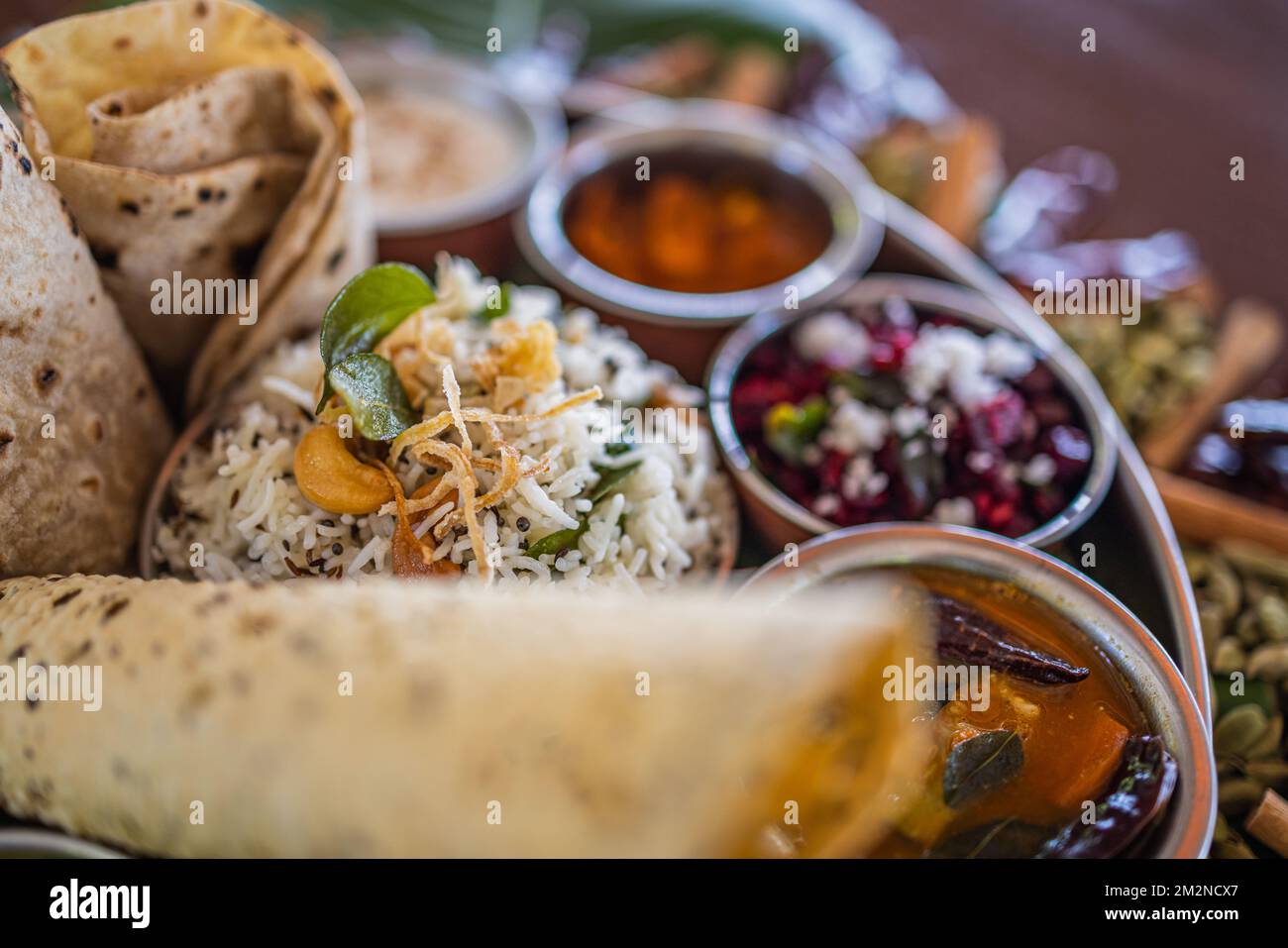 Tipico piatto indiano Thali. Piatti vegetariani su un grande piatto rotondo. Cibo indiano sambar, appam, halwa di semola, upma servito su foglie di banana Foto Stock