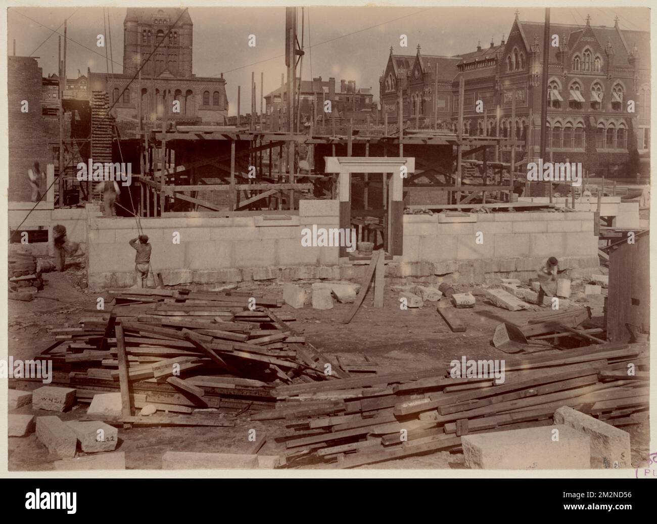Parete est del cortile in costruzione, costruzione del McKim Building, biblioteche pubbliche, costruzione di edifici, Boston Public Library, Museum of fine Arts, Boston, Trinity Church Boston, Mass. Foto Stock