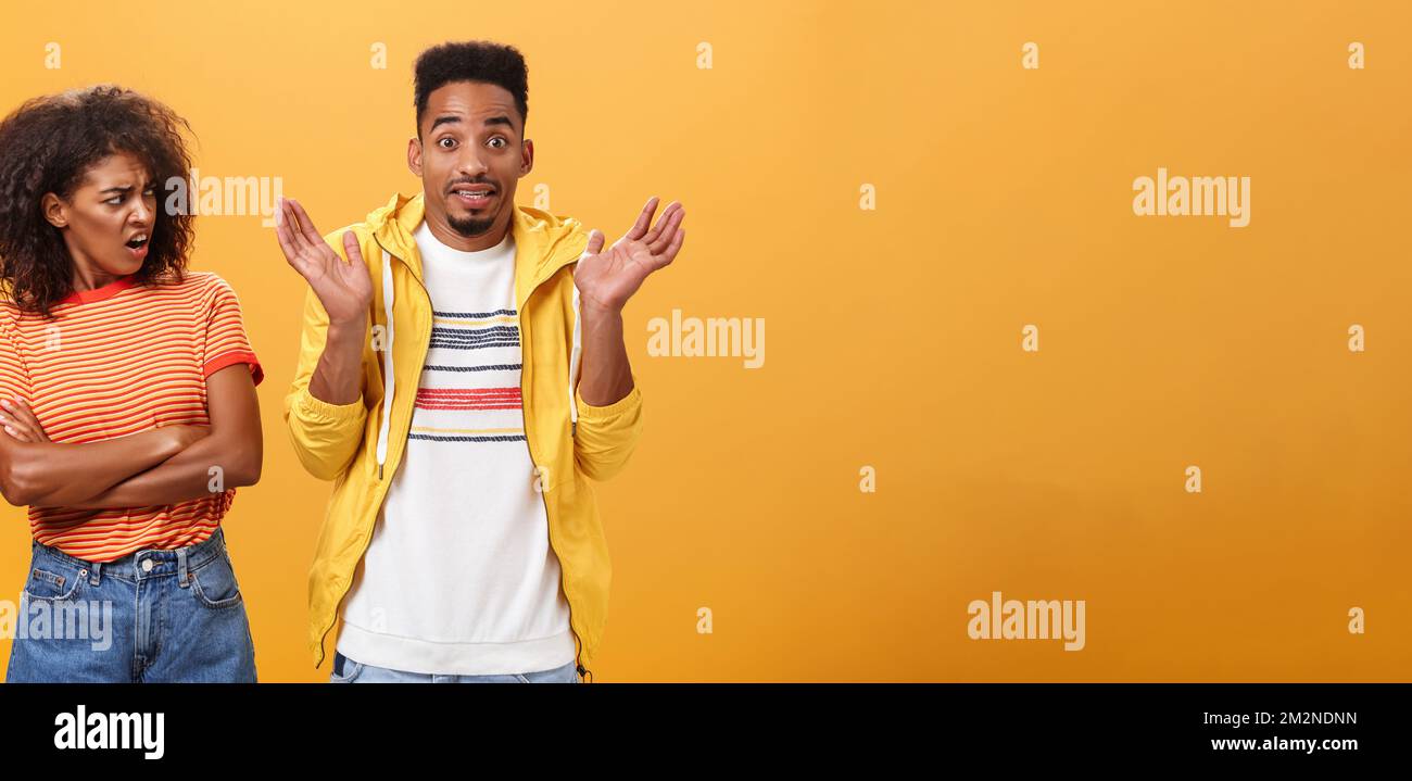 Jeez uomo che il vostro problema. Offeso dispiaciuto afroamericano elegante e attraente ragazza che guarda il ragazzo comportandosi cool fingendo lui Foto Stock