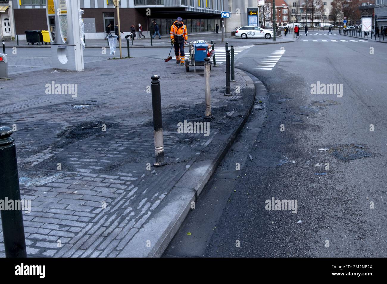 L'immagine mostra i danni alla strada in Place des Etangs Noirs - Zwarte Vijvers, a Sint-Jans-Molenbeek - Molenbeek-Saint-Jean, Bruxelles, giovedì 03 gennaio 2019. I giovani hanno causato problemi durante la notte di Capodanno a Molenbeek, distruggendo diverse fermate di autobus, auto e negozi. I vigili del fuoco sono stati attaccati quando sono stati chiamati alla scena. BELGA FOTO HATIM KAGHAT Foto Stock