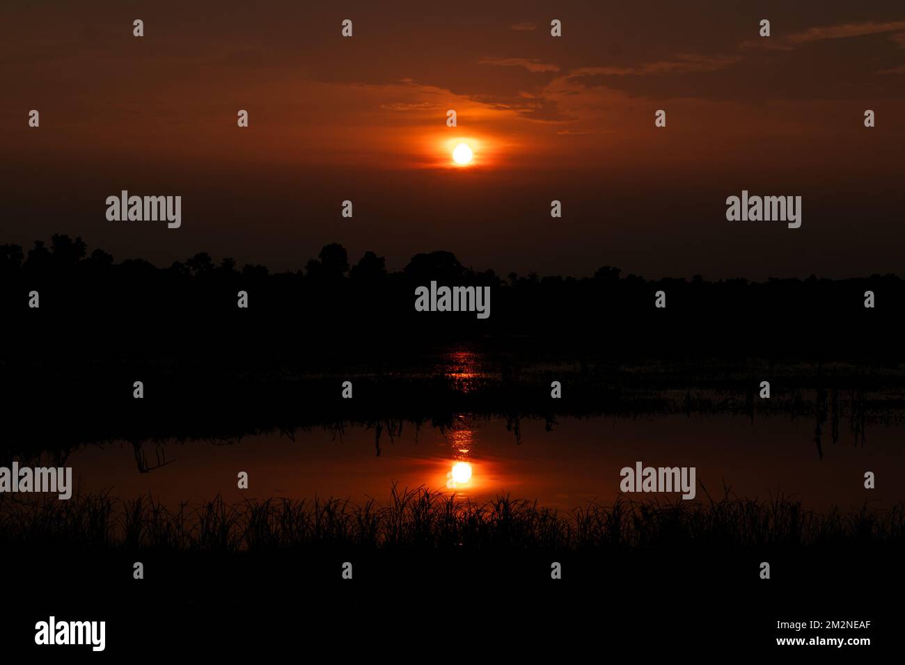 Il tramonto è il momento migliore della giornata, in serata il sole tramonta, creando diverse ombre e colori con nuvole nel cielo. Bellissimo tramonto Dio Foto Stock