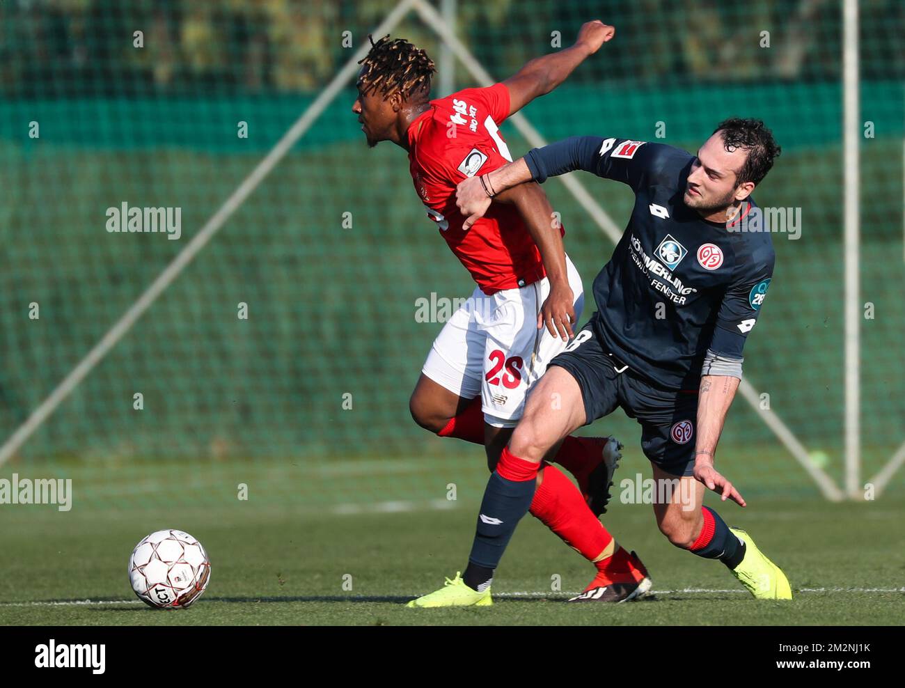 Samuel Bastien di Standard e Daniel Brosinski di Mainz combattono per la palla durante una partita di calcio amichevole tra la squadra di calcio belga di prima divisione Standard de Liege e la squadra tedesca 1. FSV Mainz 05, nella quinta giornata di allenamento invernale di Standard a Marbella, Spagna, martedì 08 gennaio 2019. BELGA PHOTO VIRGINIE LEFOUR Foto Stock