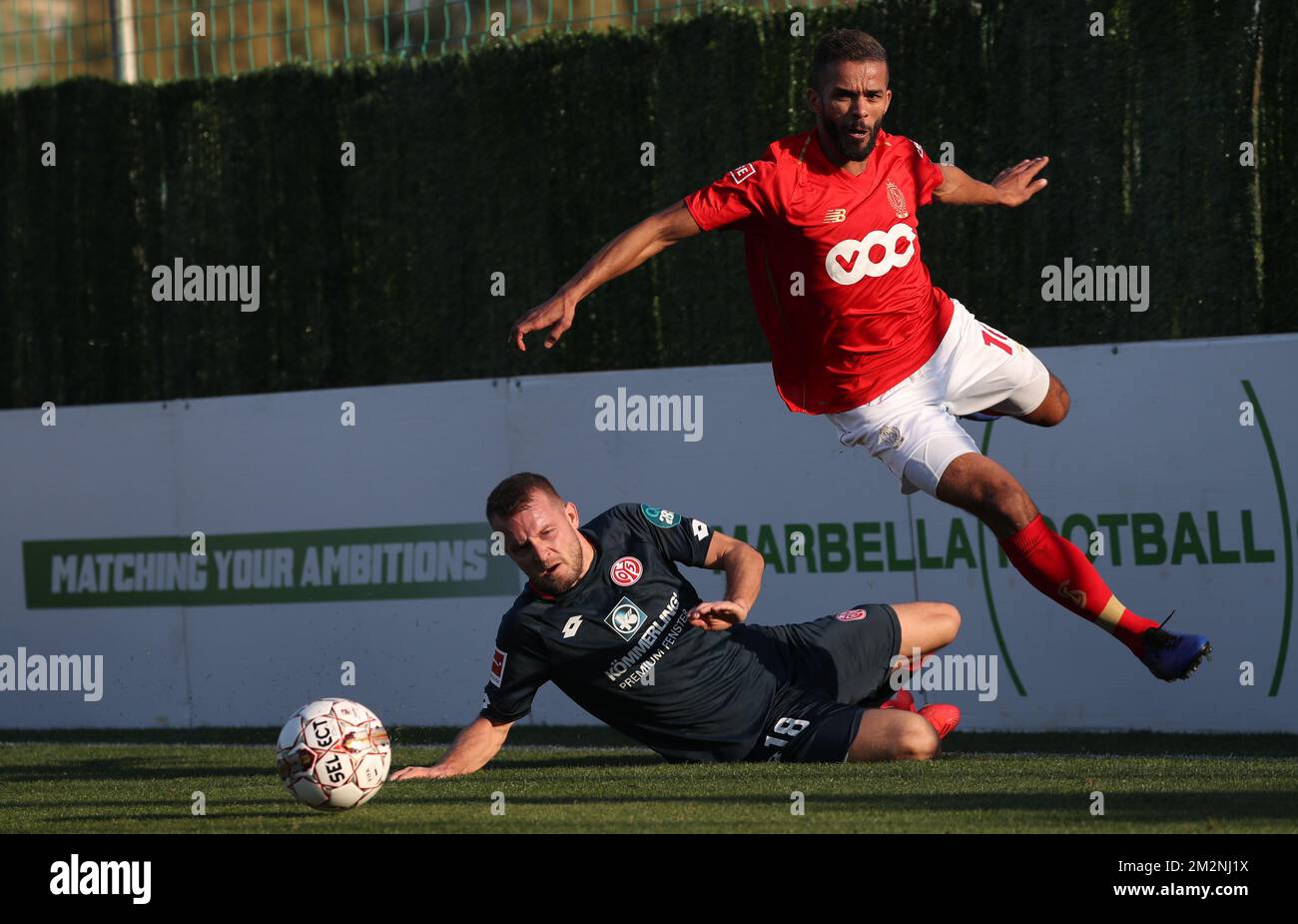 Daniel Brosinski di Mainz e Mehdi Carcela di Standard combattono per la palla durante una partita di calcio amichevole tra la squadra di calcio belga di prima divisione Standard de Liege e la squadra tedesca 1. FSV Mainz 05, nella quinta giornata di allenamento invernale di Standard a Marbella, Spagna, martedì 08 gennaio 2019. BELGA PHOTO VIRGINIE LEFOUR Foto Stock