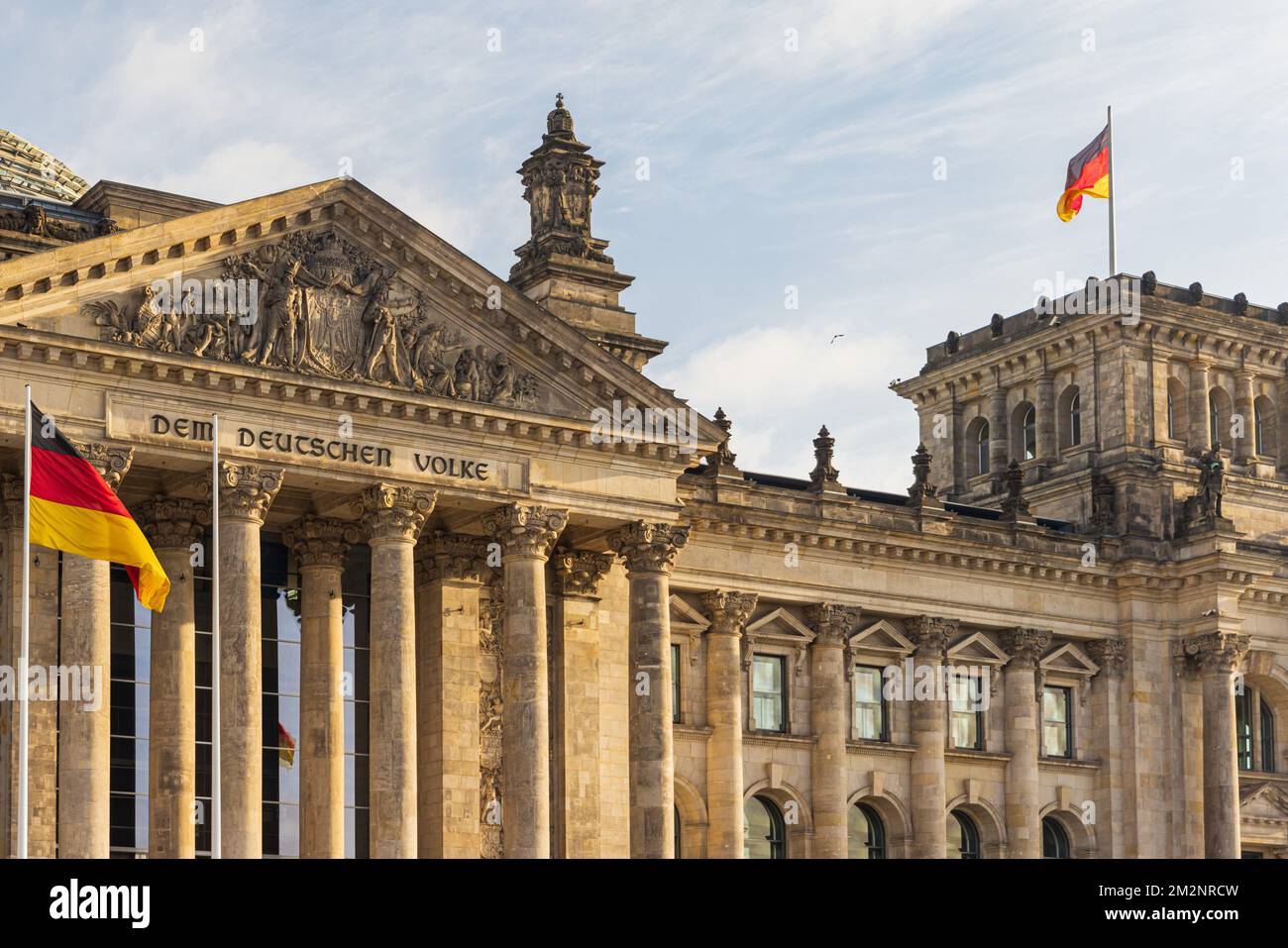 Vista frontale del Palazzo del Parlamento del Bundestag Reichstag a Berlino, Germania. Foto Stock