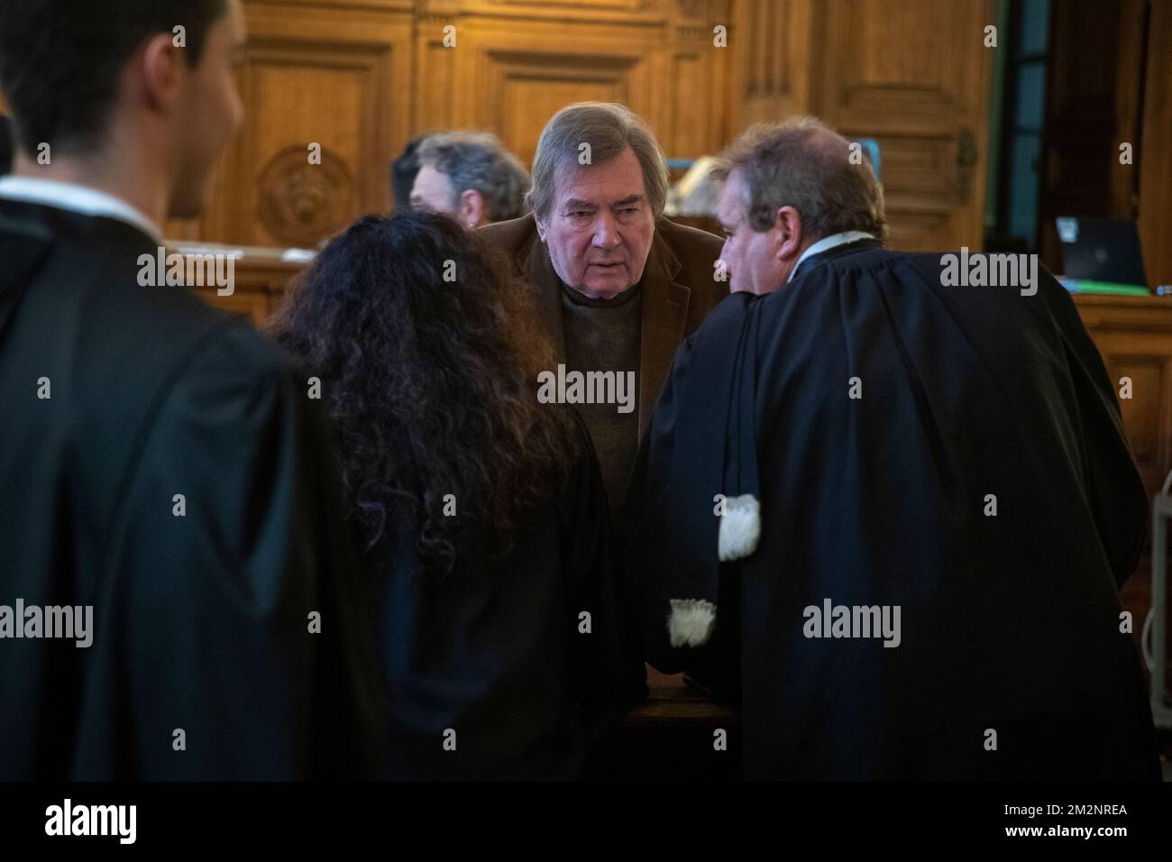 Serge Kubla (C) nella foto all'inizio della causa Duferco dinanzi al Tribunale penale di Bruxelles, mercoledì 14 dicembre 2022. Circa dieci persone sono state accusate in questa vicenda, tra cui la società Duferco, rappresentante dello Stato congolese e l'ex ministro dell'Economia vallone Serge Kubla, per atti di corruzione, falsificazione, uso della contraffazione e sbiancamento. FOTO DI BELGA NICOLAS MAETERLINCK Foto Stock