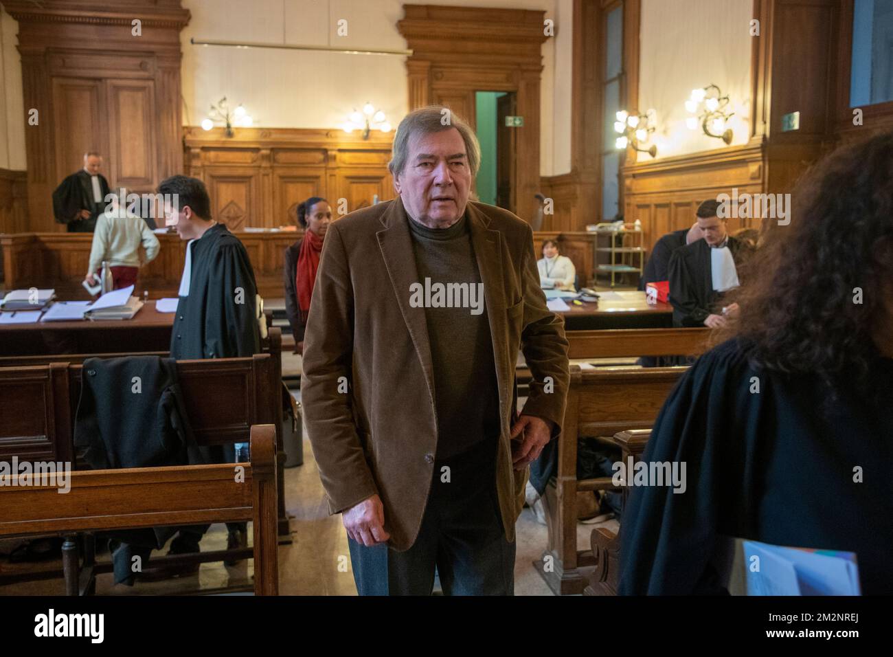 Serge Kubla (C) nella foto all'inizio della causa Duferco dinanzi al Tribunale penale di Bruxelles, mercoledì 14 dicembre 2022. Circa dieci persone sono state accusate in questa vicenda, tra cui la società Duferco, rappresentante dello Stato congolese e l'ex ministro dell'Economia vallone Serge Kubla, per atti di corruzione, falsificazione, uso della contraffazione e sbiancamento. FOTO DI BELGA NICOLAS MAETERLINCK Foto Stock