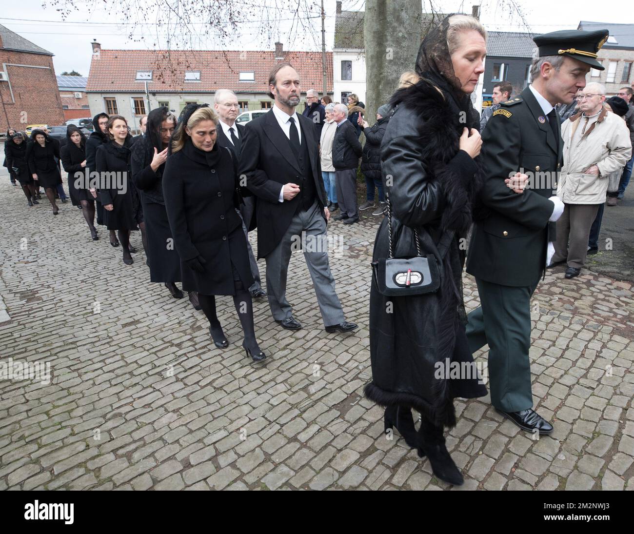 I membri della famiglia seguono l'hearse al servizio funerario per il conte Philippe de Lannoy, a Frasnes-Lez-Anvaing, mercoledì 16 gennaio 2019. Il conte morì all'età di 96 anni, fu padre della Granduchessa ereditaria di Lussemburgo, nata Contessa de Lannoy. BELGA FOTO BENOIT DOPPAGNE Foto Stock