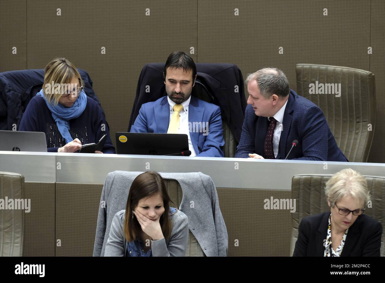 Tine van der Vloet di N-VA, Koen Daniels di N-VA e Paul Cordy hanno illustrato in una sessione plenaria al Parlamento fiammingo di Bruxelles, mercoledì 23 gennaio 2019. FOTO DI BELGA NICOLAS MAETERLINCK Foto Stock