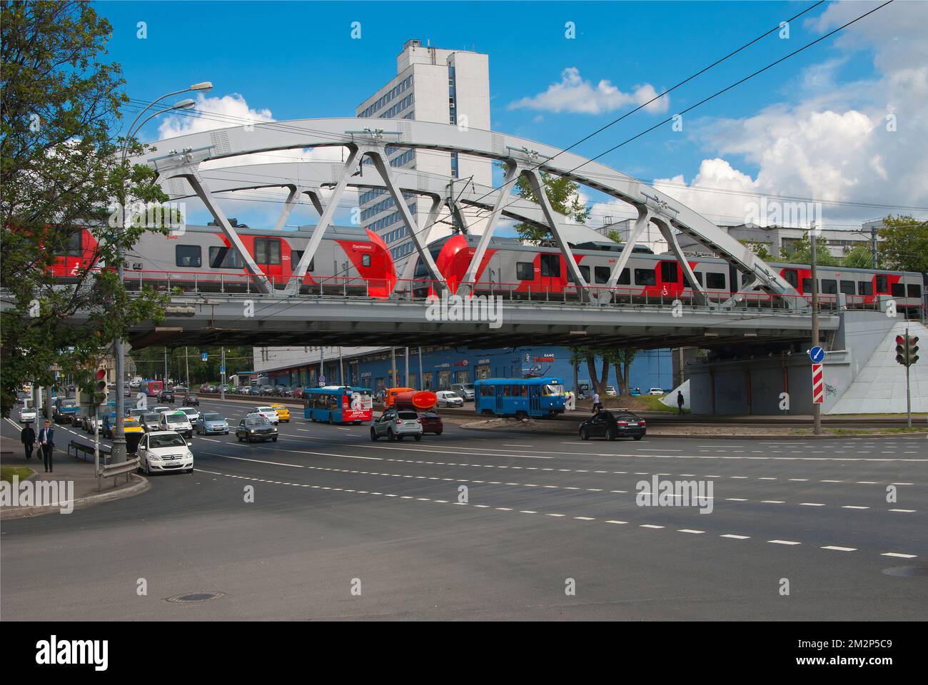 Mosca. Russia. MCC. Incontro di due treni Lastochka sul ponte sull'autostrada di Varsavia Foto Stock