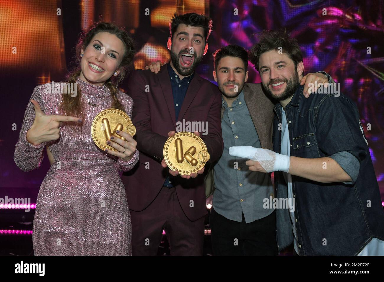 Helden presentatori attrice e cantante Maureen Vanherberghen, attore e presentatore Sieg (Siegfried) De Doncker, presentatore Nico Vanhole e presentatore Dempsey Hendrickx posa con i loro premi Golden K, al premio 'Gala van de Gouden K's', organizzato dal canale televisivo fiammingo Kettet, sabato 26 gennaio 2019 ad Anversa. BELGA FOTO LUC CLAESSEN Foto Stock